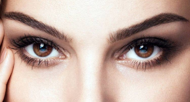 Wie schminkt man ein schönes Make-up für braune Augen?